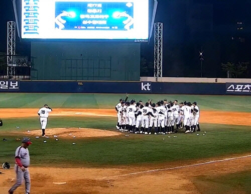 우승 차지한 유신고 야구부. <대한야구소프트볼협회 홈페이지 캡처>